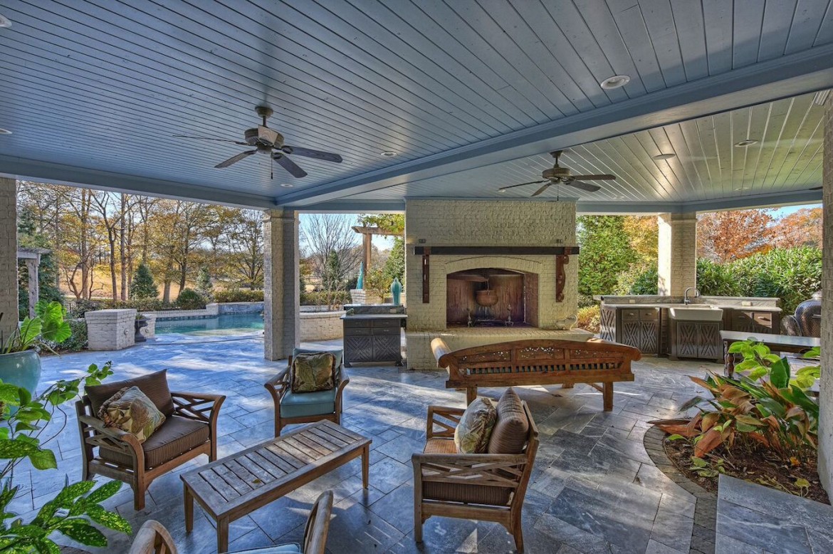 Don't Miss This Cottingham Chalk Hayes Home on Fairway Vista Drive QC